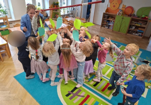"Zrywamy liście jak dinozaury roślinożerne" - zabawa tematyczna cz 2