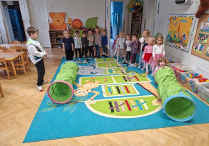 "Chowamy się przed dinozaurami" - zabawa ruchowa z elementem czworakowania