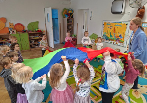Dinozaurowa zabawa ruchowa z chustą animacyjną