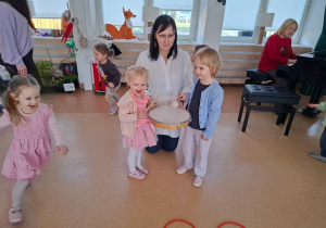Ważne zadanie dziewczynek podczas zajęć muzycznych