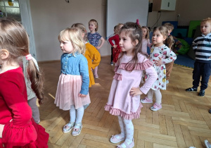 Postawa na baczność na zajęciach rytmicznych