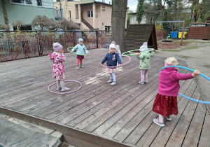 Zabawy gimnastyczne z hula hop