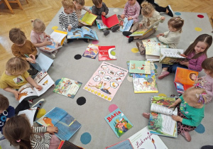 Wspólne czytanie książek - zajęcia na dywanie