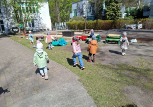 Sprzątamy nasz ogród - obchody "Dnia Ziemi" cz 2