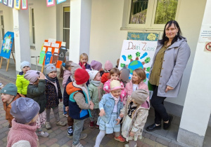 Sikorki prezentują swój plakat z okazji "Dnia Ziemi"