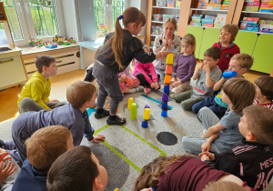 Aktywnie uczestniczymy w zabawach z języka angielskiego z Panią Iwonką