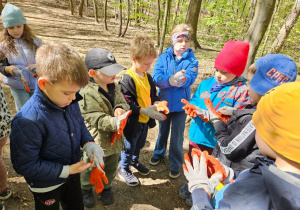 Dzień Ziemi - przygotowanie do sprzątania lasu