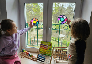 Dziewczynki prezentują witraże
