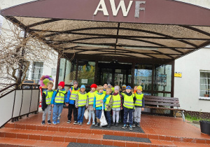 Pozujemy do zdjęcia przed Pawilonem Sportowym w Warszawie