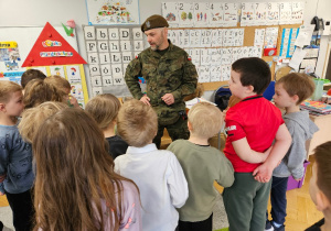 Spotkanie z tatą Kosmy - prezentacja munduru wojskowego