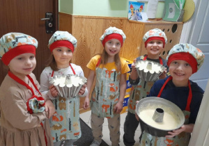 Ostatnia drużyna idzie do Pań Kucharek ze specjalnym zadaniem - poprosić o upieczenie naszych pyszności