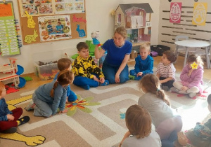 Easter Bunny i Wolontariusz Piotruś, który poprowadził dla nas zajęcia z angielskiego przed świętami - Dziękujęmy!
