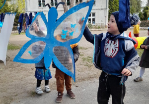 Poszukiwanie motyli i przyczepienie ich do Mamy Motylkowej sprawiło nam wiele radości