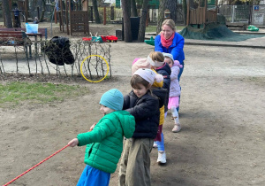 Przeciąganie liny, to kolejny pomysł Pani Kasi, na zdrową niebieską rywalizację w tym dniu
