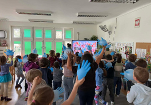 Na koniec tego wyjątkowego dnia przygotowanego dla nas przez Panią Kasię pedagog specjalną czekała nas ciekawa bajka edukacyjna, abyśmy zrozumieli po co świętujemy ten niebieski dzień