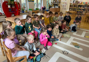 Sroczki jako widownia podczas przedstawienie "Dbajmy o naszą Planetę"