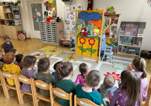 Uwielbiamy oglądać przedstawienia przygotowane przez naszych Nauczycieli, dzięki nim możemy się wiele nauczyć i zainspirować do samodzielnych działań dramowych