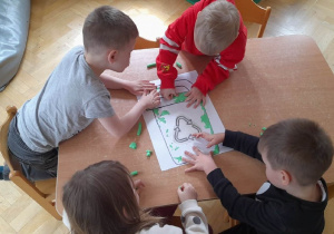 Uczymy się segregacji, przy okazji ćwicząc nasze mięśnie dłoni i palców