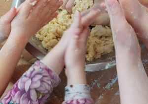 Plastelina jest wspaniała, ale pachnące ciasto do szarlotki jeszcze lepsze