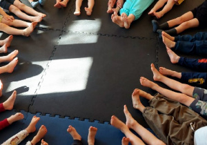 Nasze stópki są już rozgrzane i gotowe do dalszych ćwiczeń