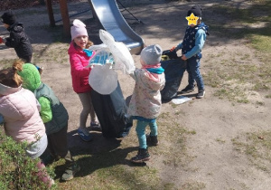 Dzień Ziemi i wspólne sprzątanie naszego najbliższego Świata - ogrodu