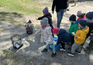 Rzut zgniecioną gazetą do kosza - bo odpady trzeba segregować i można ponownie wykorzystać do zabawy