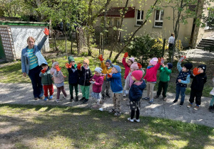 Przygotowani do sprzątania śmieci, które zostawił dla nas Skrzat - rękawice do tego zadania okazały się niezbędne
