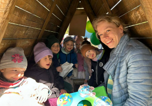 W indiańskim namiocie czekamy na zagadki i wspólnie, zespołowo je rozwiązujemy