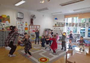 Ćwiczenia ruchowe oraz integrujące naszą grupę z Panią Kasią pedagog specjalną