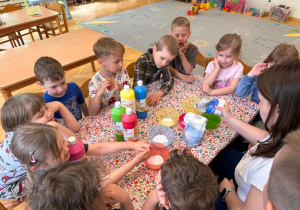 Tworzenie farb rosnących podczas tworzenia wiosennych motyli