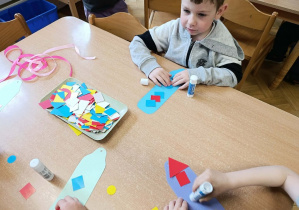 utrwalanie nazw kształtów geometrycznych oraz kolorów na zajęciach technicznych