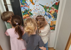 Przyklejanie naklejek na naszym plakacie "Rowerowy Maj"