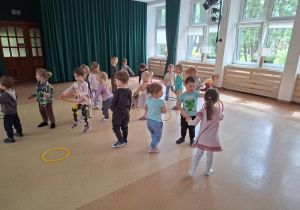 Zabawy muzyczne z panią Krysią w MDKu