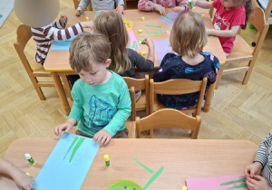 "Na zielonej łące" - praca plastyczna przy użyciu plasteliny