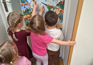 "Rowerowy Maj" - przyklejamy naklejki na plakat grupowy
