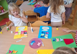 "Kwiatki dla mamy"- tworzenie pracy plastycznej