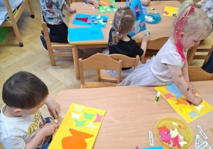 "Kwiatki dla mamy"- tworzenie pracy plastycznej
