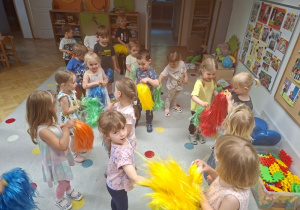 Taniec miłości dla Rodziców - zabawa z pomponami