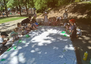 Wspólne malowanie plakatu dla"Teatru Rodzica"