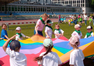 Razem z Panią Iwonką prowadziliśmy również zabawy z chustą animacyjną dla dzieci z innych bielańskich przedszkoli