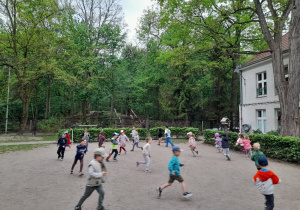nasze co tygodniowe treningi dają nam wiele radości i wspaniale ćwiczą mięśnie całego ciała - tym razem trenowaliśmy w ogrodzie na świeżym powietrzu