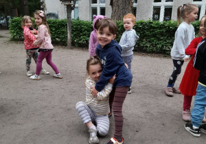 a na rozgrzewkę Zaczarowana Figurka - tym razem w parach