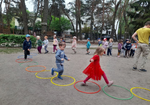 przed nam przejście po moście wśród głodnych krokodyli