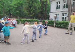 a kiedy zamieniliśmy się w pszczółki mieliśmy za zadanie lecieć po wyznaczonej trasie nad kwiecistą łąką