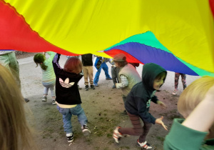 na koniec treningu zawsze czeka na nas masaż lub zabawa integracyjna - tym razem z chustą animacyjna...