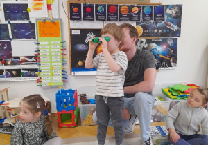jak działa lornetka - poszukiwanie kosmonauty