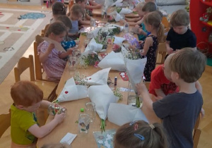 Przygotowanie pięknych bukiecików dla naszych kochanych Mam