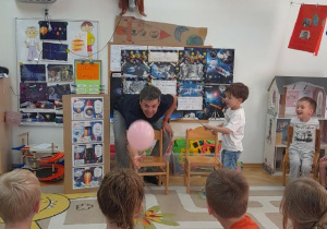 Fascynujący eksperyment z balonem - jak lata rakieta