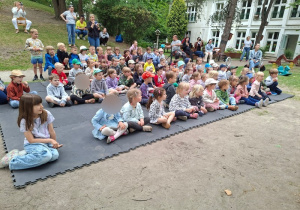 W oczekiwaniu na występ Teatru Rodzica