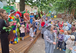 Wspólna radość po występie Teatru Rodzica